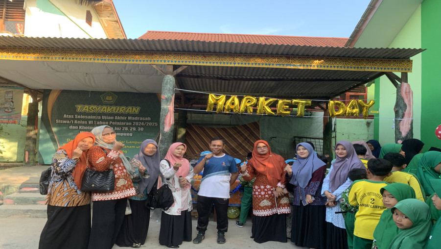 Meriah! Hari Pertama Market Day Kelas 3 Imam Syafei & Imam Maliki di Lapangan MIN 2 Bandar Lampung