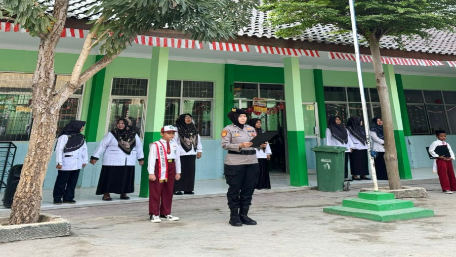 Polwan Menjadi Pembina Upacara di MIN 2 Bandar Lampung