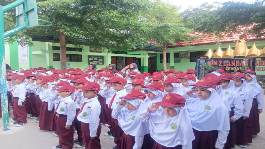 Semangat dan Disiplin Pagi Hari: Pengibaran Bendera Merah Putih di MIN 2 Bandar Lampung