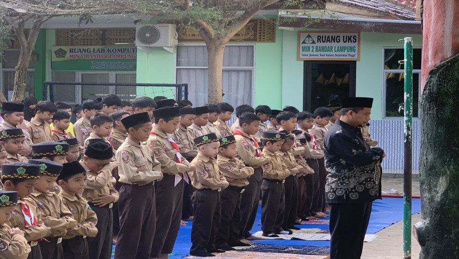10.000 Kali Sholawat Getarkan Lapangan! Ratusan Siswa MIN 2 Bandar Lampung Sholat Dhuha Berjamaah