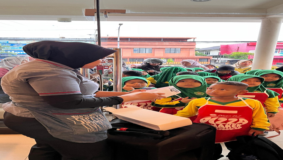 Pengalaman Pertama! Intip Keseruan Outing Class Kelas 1 MIN 2 Bandar Lampung di Pizza Hut