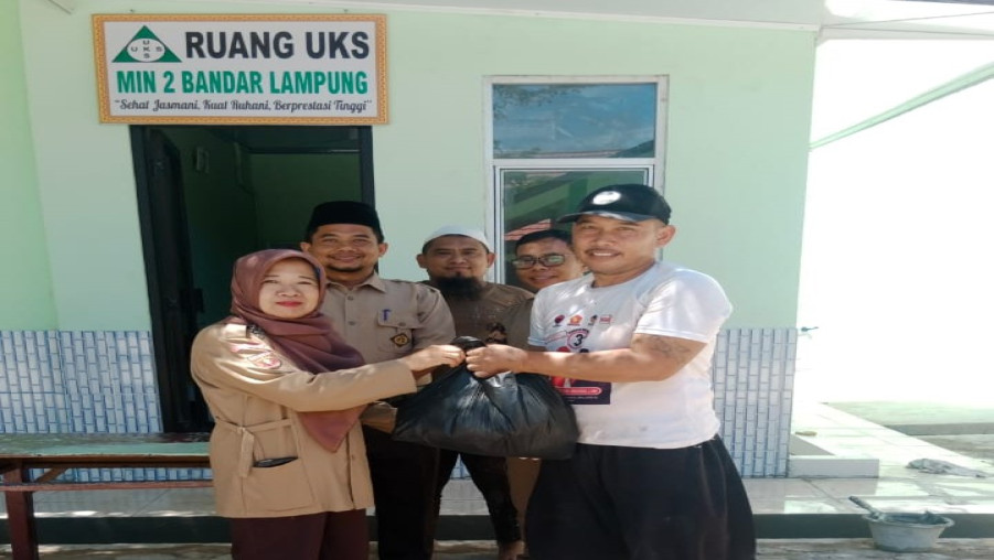 Paket Sembako Untuk Pekerja Rehab Ringan MIN 2 Bandar Lampung