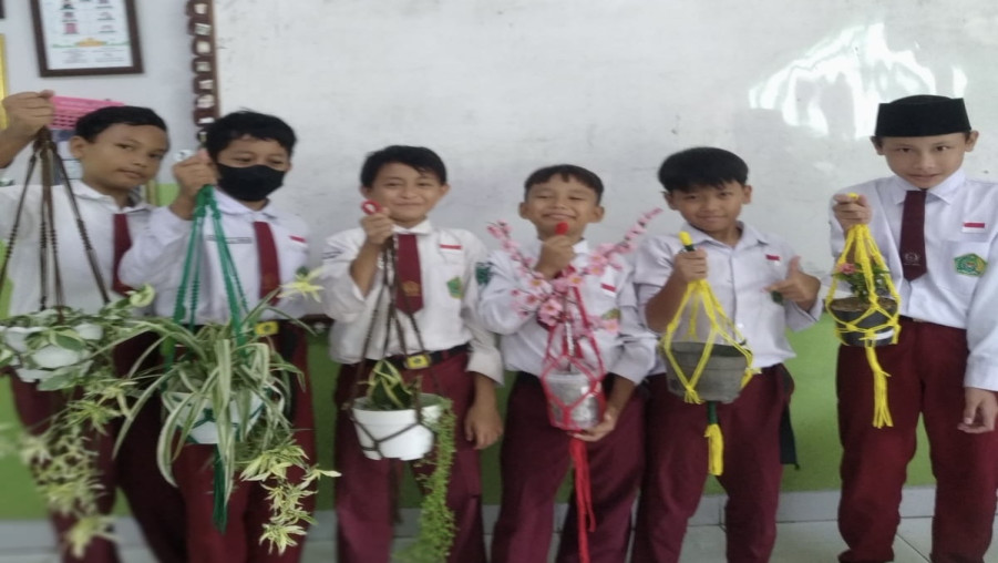 Inovasi Kurikulum Berbasis Cinta: Siswa MIN 2 Bandar Lampung Integrasikan Ekoteologi dan Seni Tradisional